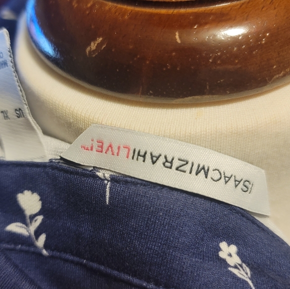 NWOT.. Isaac Mizrahi Ditsy Floral Printed Knit Top - Picture 4 of 10